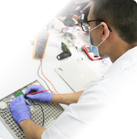 Técnico biomédico realizando calibración preventiva de equipos médicos con instrumental de medición.