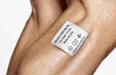 Etiqueta sobre el brazo que muestra masa muscular, grasa y agua en un hombre
