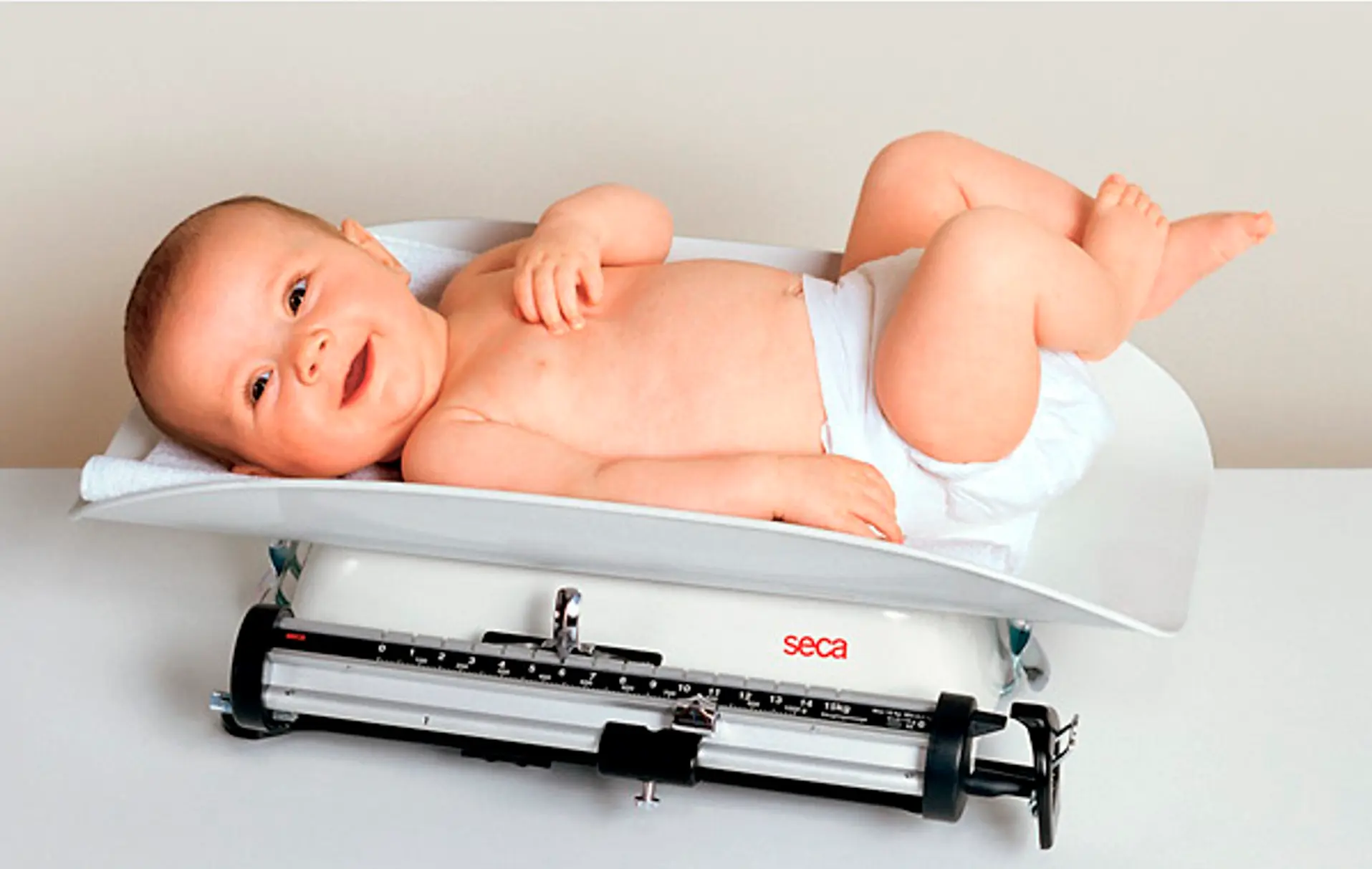 seca-745 bebe para ser pesado por maquina